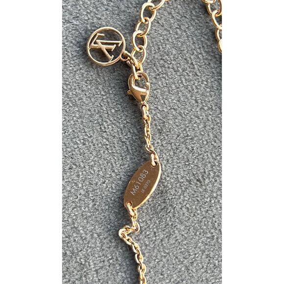 LOUIS VUITTON Essential V Gold Necklace LV Pendant - Picture 6 of 7